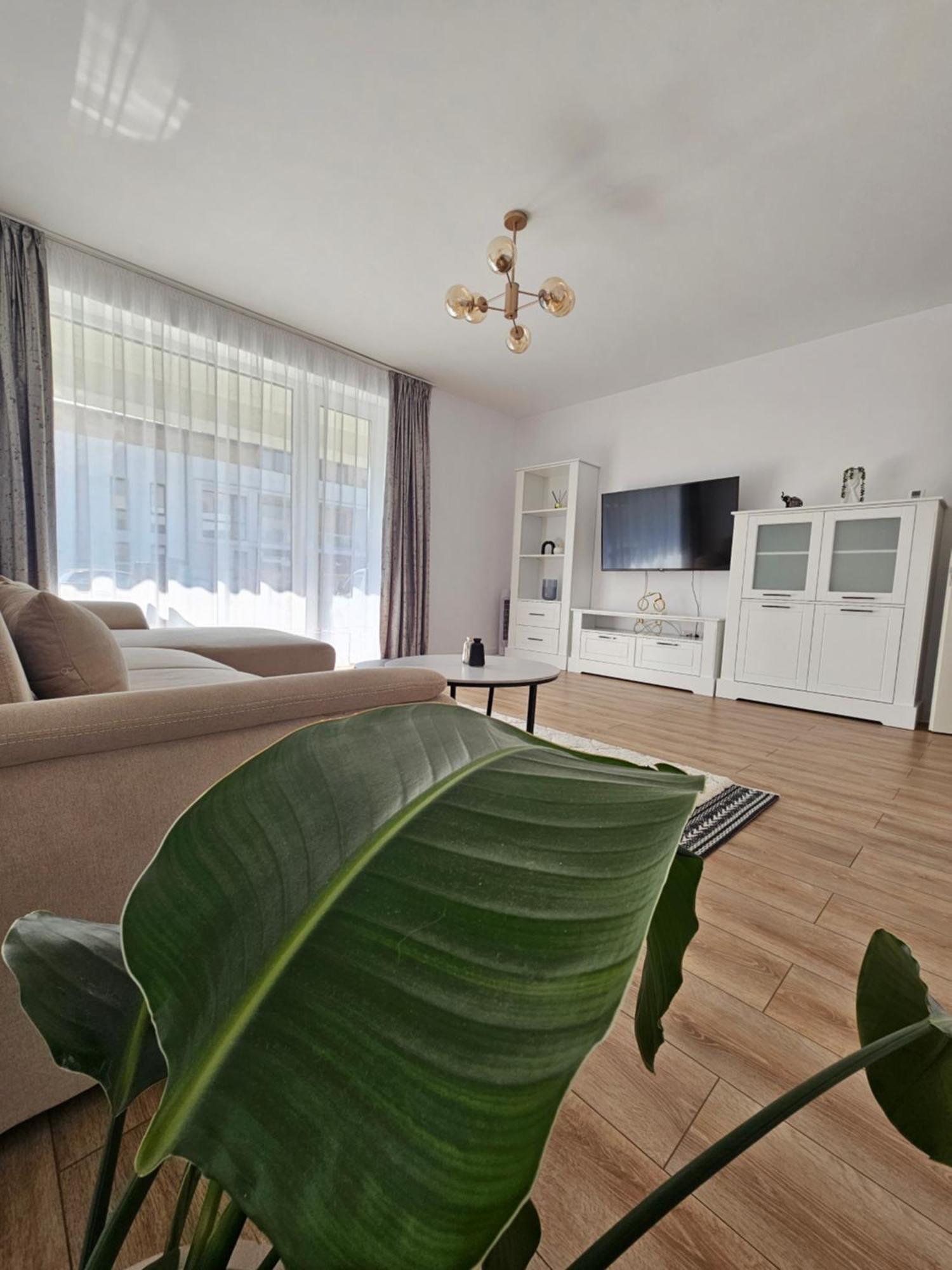 Sun Apartment *
