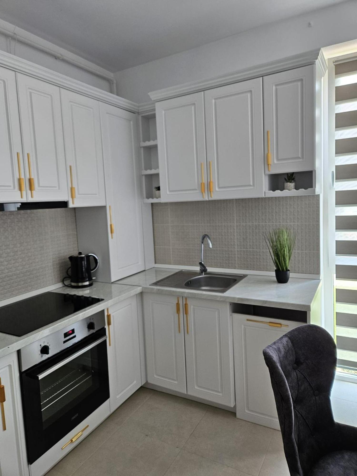 Sun Apartment *
